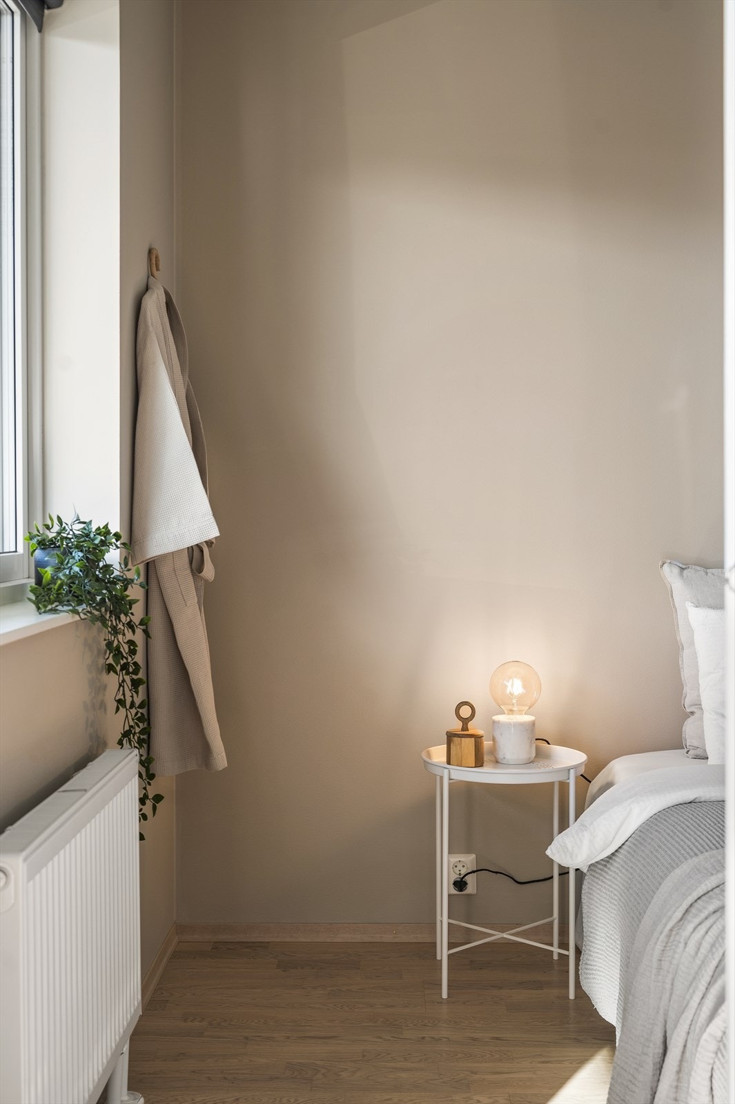 Lite innsyn i leiligheten. Galleribilde