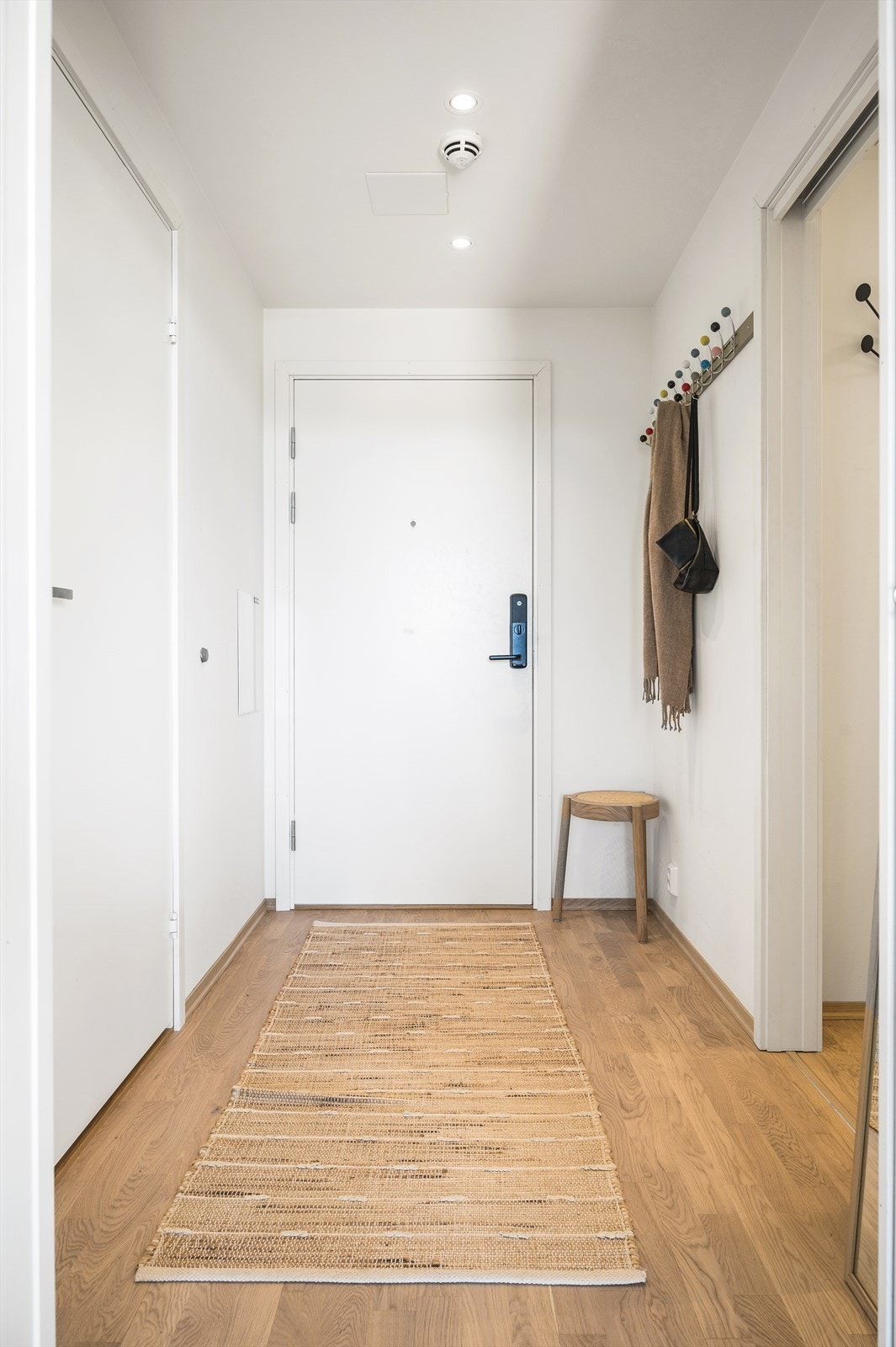 Lys og innbydende entré med downlights i taket. Galleribilde