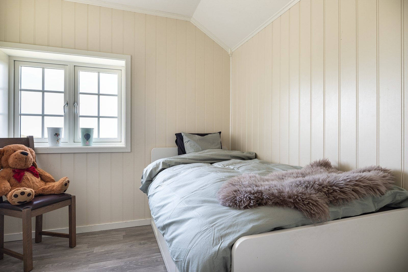 Boligen har per i dag 3 soverom, hvor to av de er adskilt med en lettvegg. Her har man anledning til å fjerne veggen dersom man heller ønsker et romsligere rom. Galleribilde