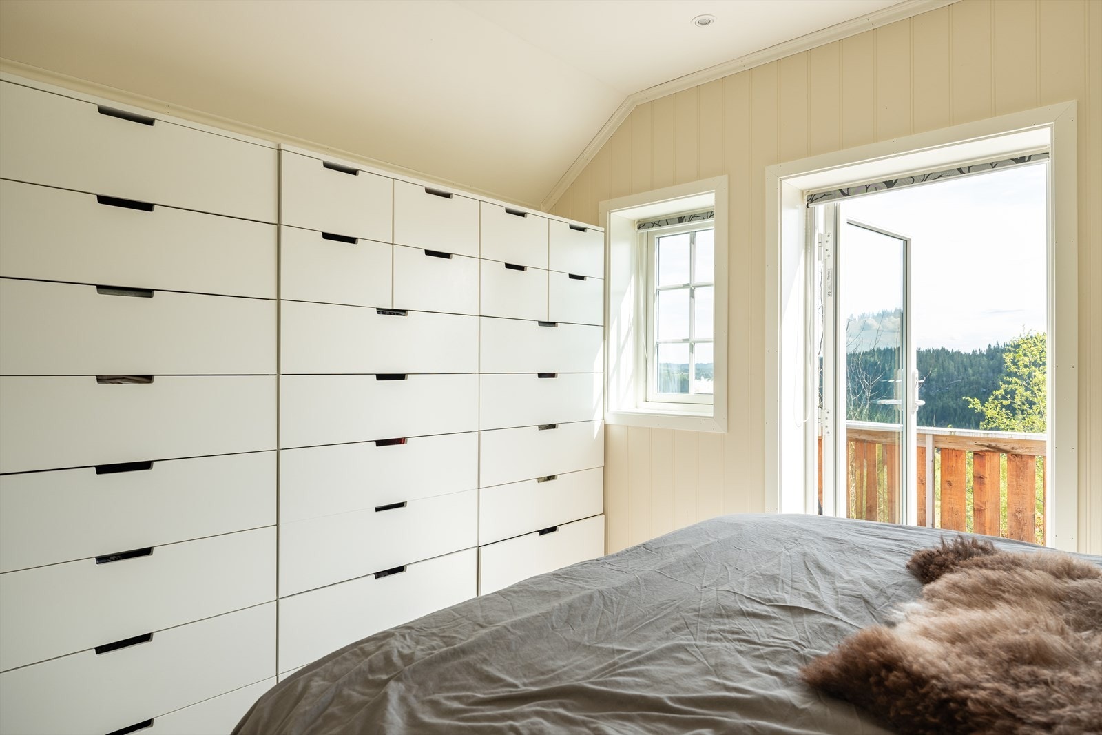 Fra soverommet er det direkte utgang til andreetasjens balkong. Galleribilde