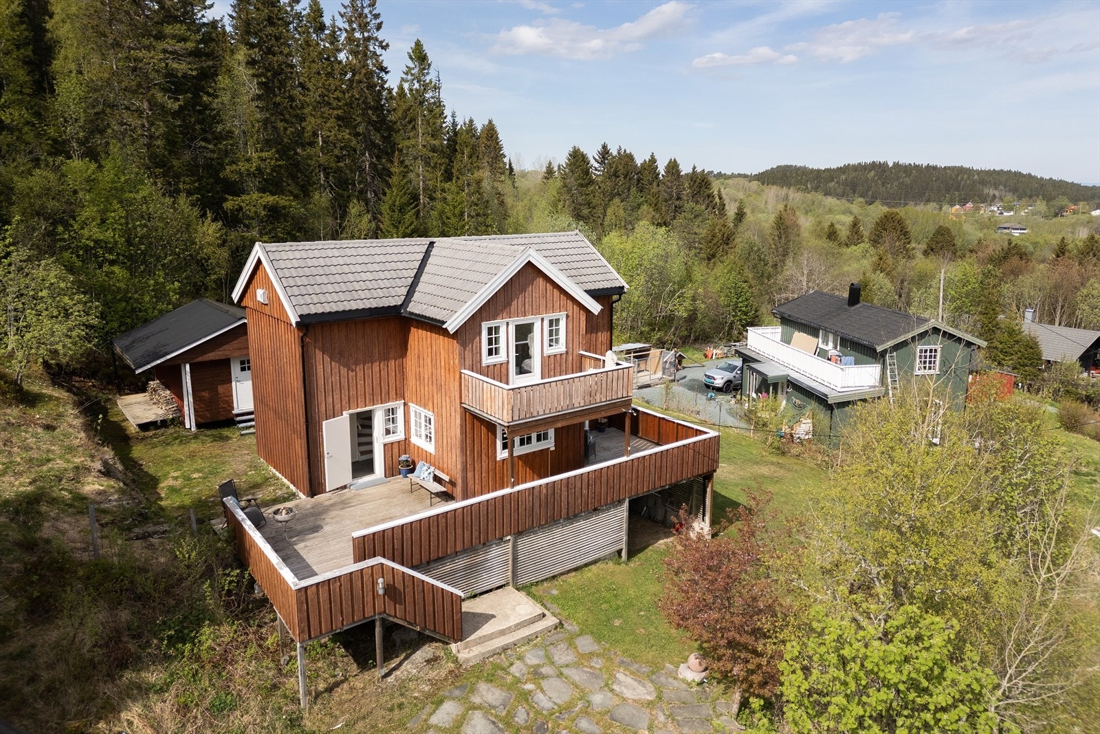 Her får du rikelig med boltreplass. Eiendommen består av hovedhuset, anneks og garasje. Boligen har 20cm isolasjon som er dobbel vindtett, og holder en gjennomgående god standard etter ombygging til TEK10 standard. Galleribilde