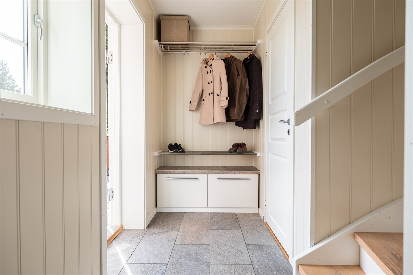 Entréen er flislagt og byr på downlights i himling for behagelig belysning. Galleribilde