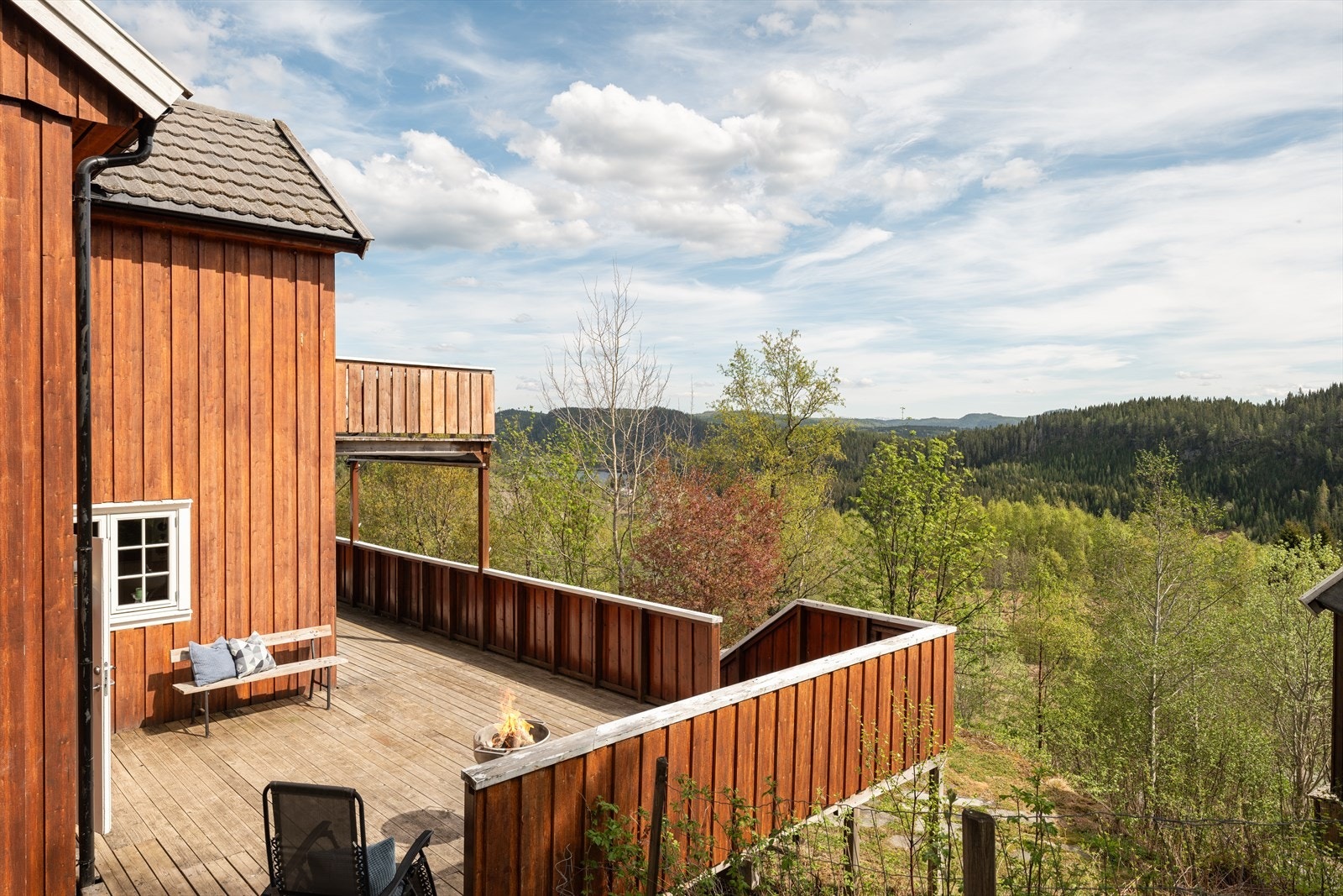 Boligen har en skjermet beliggenhet i frodige omgivelser, men det er allikevel kun en kjøretur på 15 minutter til Solsiden og Trondheim sentrum forøvrig. Galleribilde