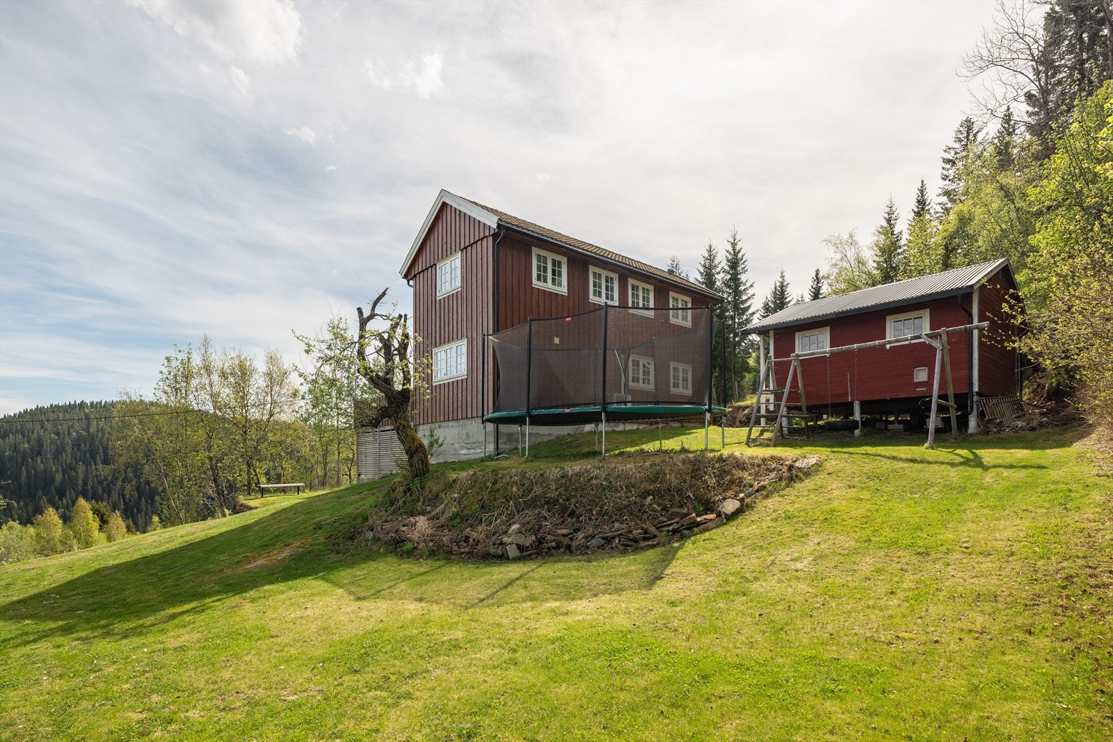 Boligens vinduer ble skiftet ut i tidsrommet 2010-2012, og holder derfor en gjennomgående god standard. Takstmann har vurdert vinduene til tilstandsgrad 1. Også taket er vurdert til tilstandsgrad 1. Galleribilde