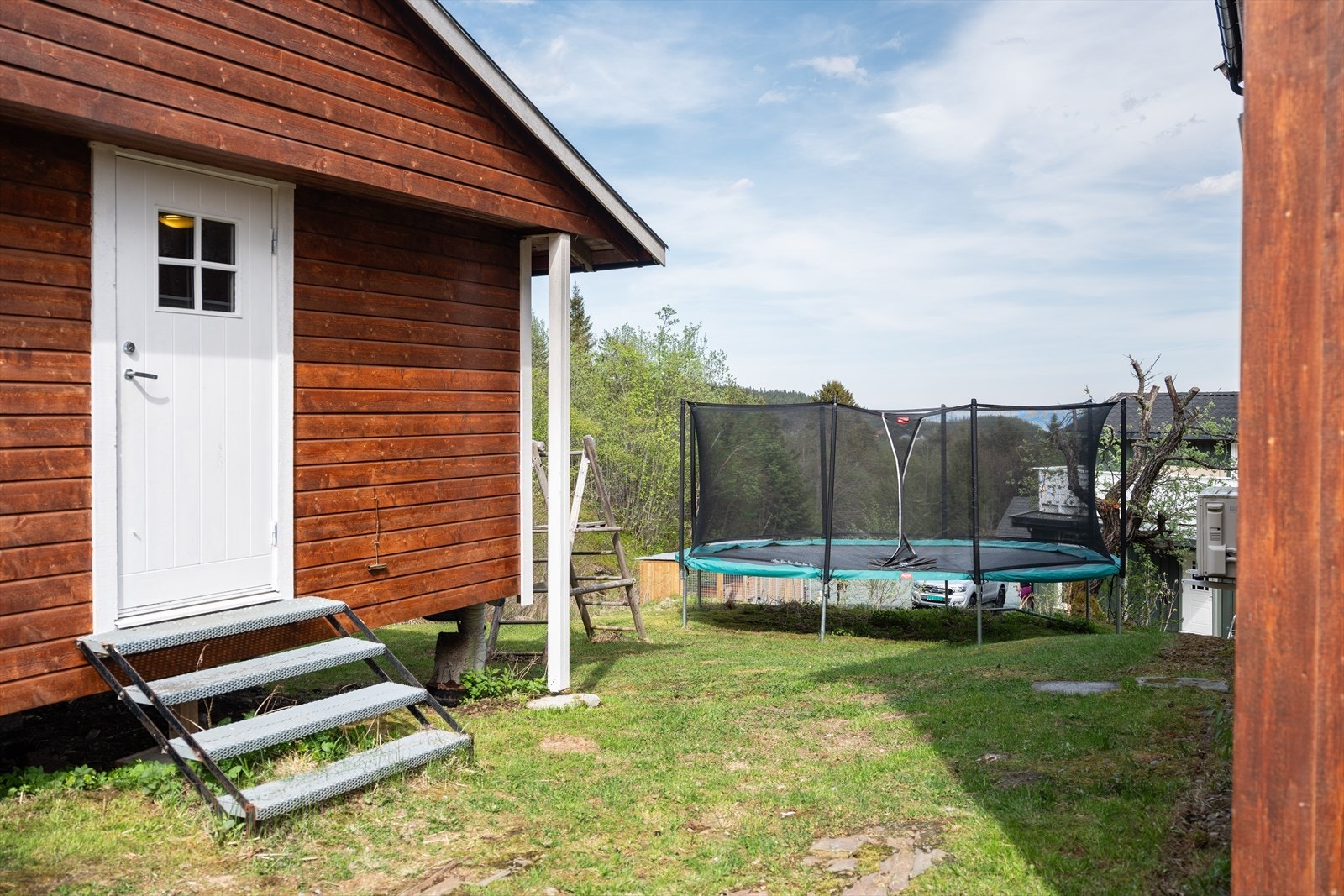 Like utenfor huset finner man annekset. Galleribilde