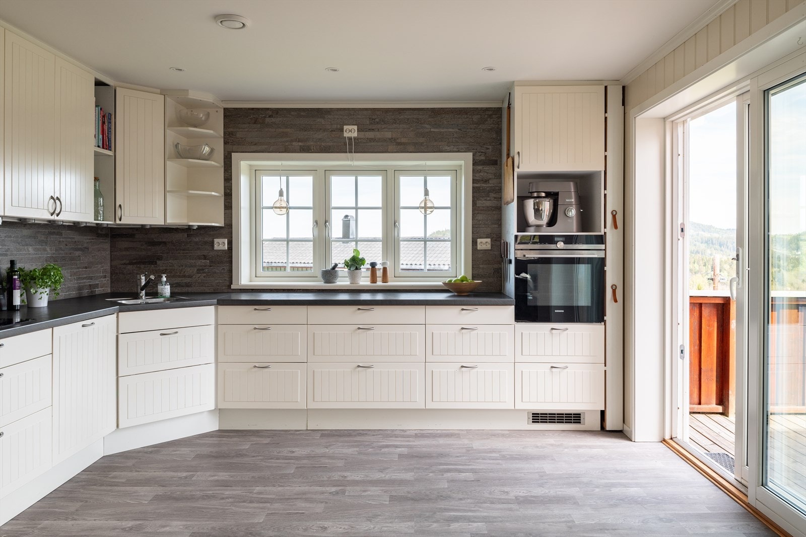 Kjøkkenet ble renovert i 2010, og innehar rikelig med skap- og benkeplass. Galleribilde