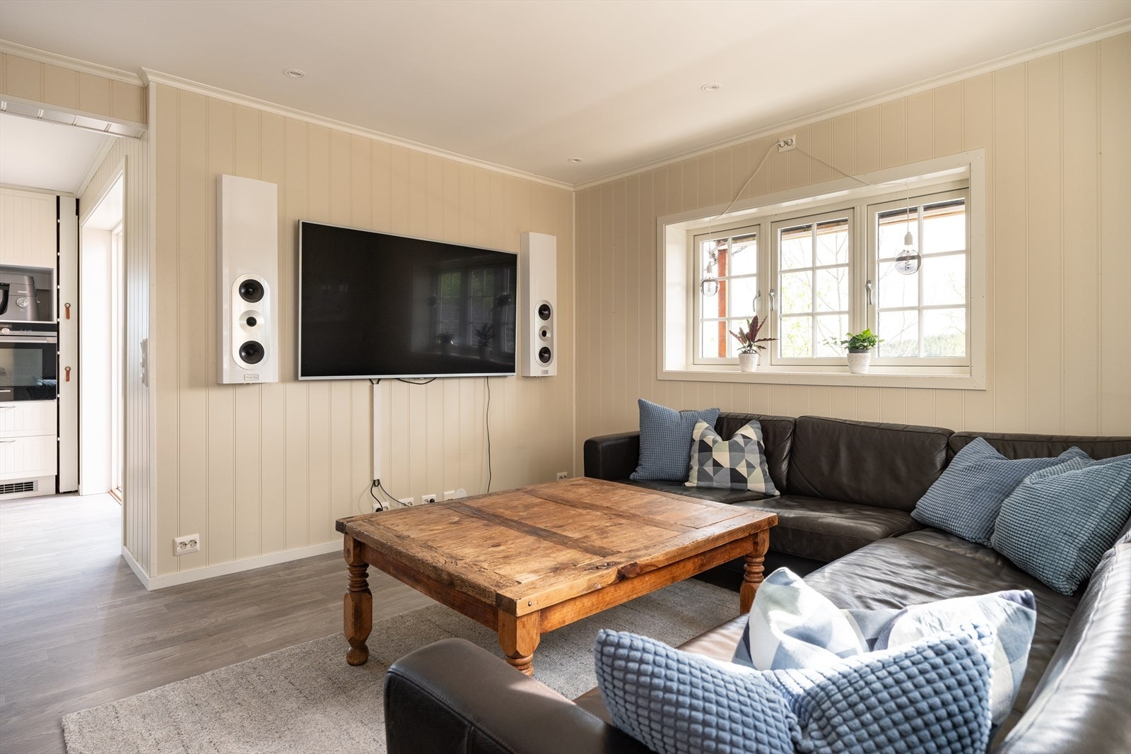 Den åpne stue- og kjøkkenløsningen strekker seg over 36m², og har en god planløsning som gir en naturlig seksjon for TV-stue. Galleribilde