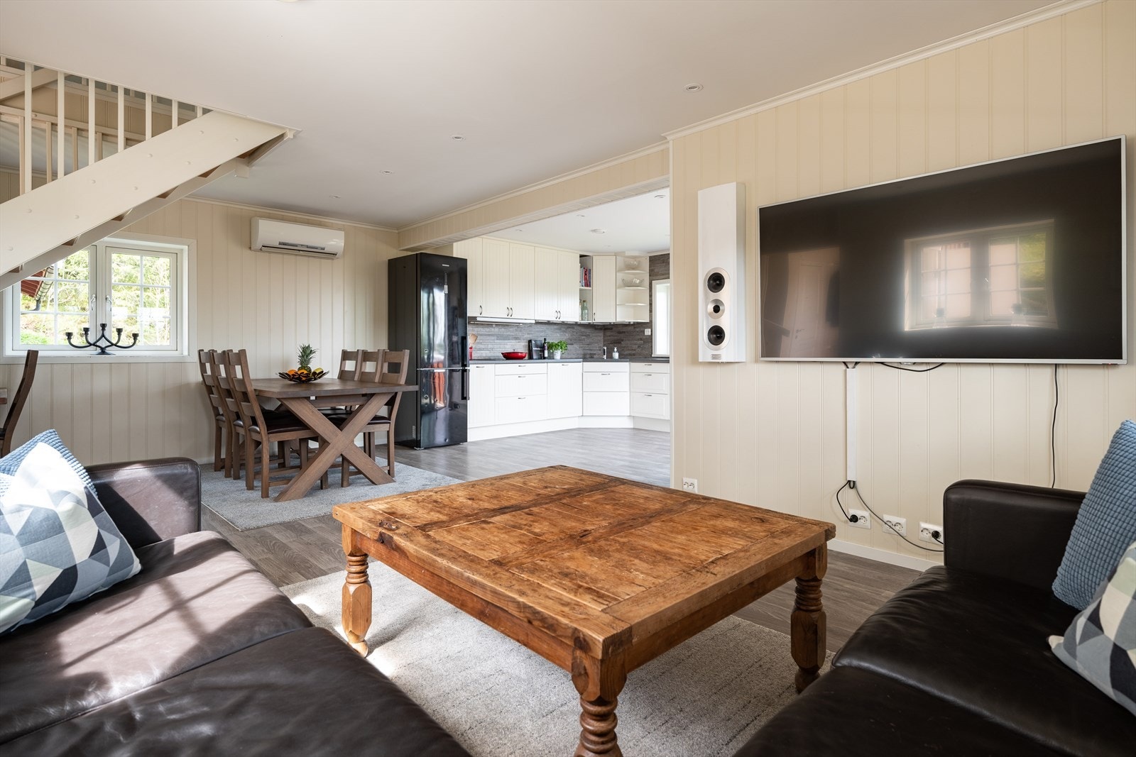 Boligen i sin helhet har et areal på 93m² fordelt på to plan. Galleribilde