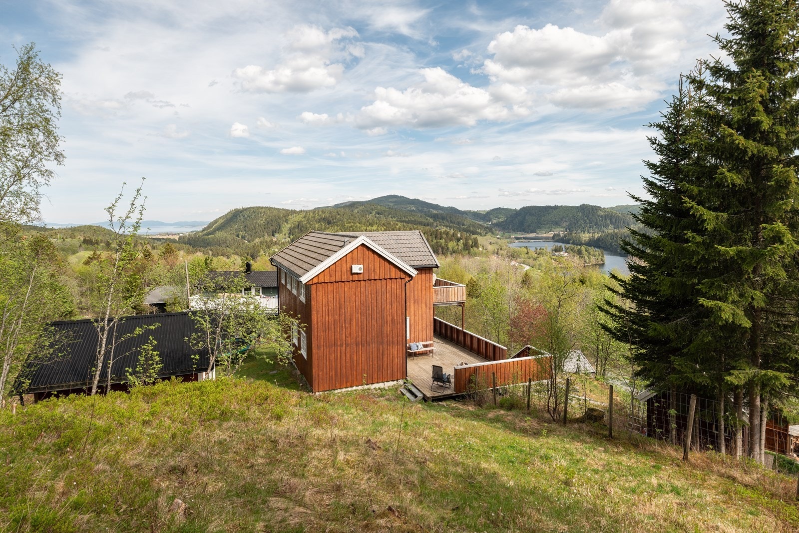 Velkommen til Røstadbakken 15 - en sjarmerende enebolig bygd etter TEK10 standard i naturskjønne omgivelser på Jonsvatnet. Galleribilde