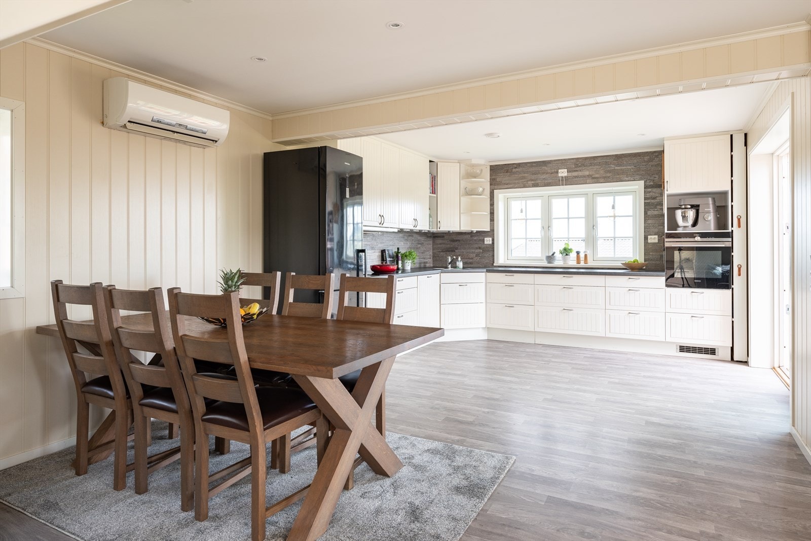 Boligen varmes opp gjennom elektrisitet og varmepumpe, noe som sammen med den balanserte ventilasjonen sørger for et behagelig inneklima. Galleribilde