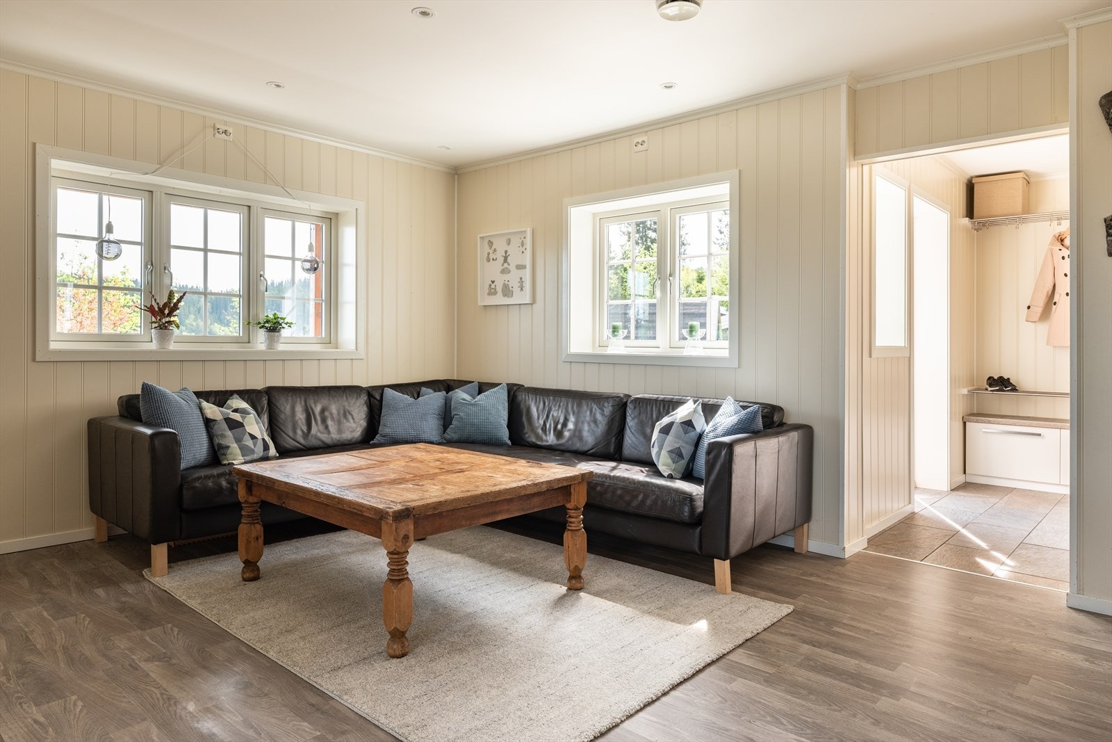 Boligen har rikelig med vinduer som sørger for naturlig lysinnslipp. Galleribilde