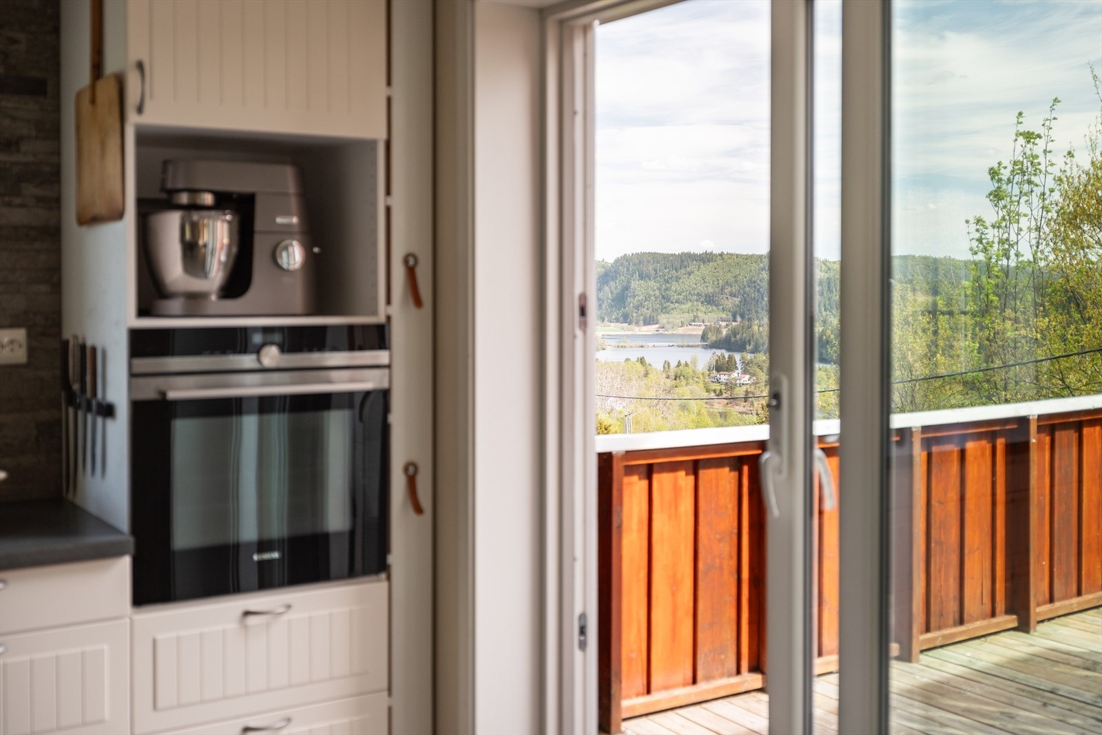 Fra kjøkkenet er det direkte utgang til boligens terrasse på hele 51m². Galleribilde