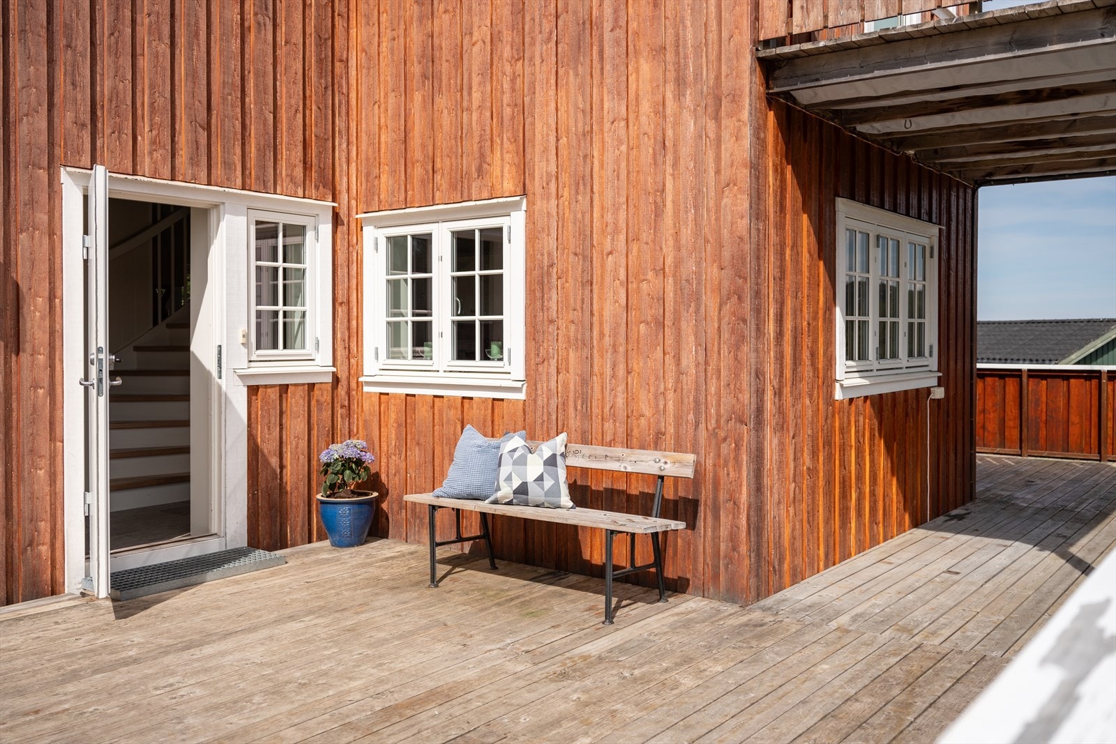 Boligen er oppgradert med 20cm isolasjon i veggene og det er dobbel vindtett rundt. Galleribilde