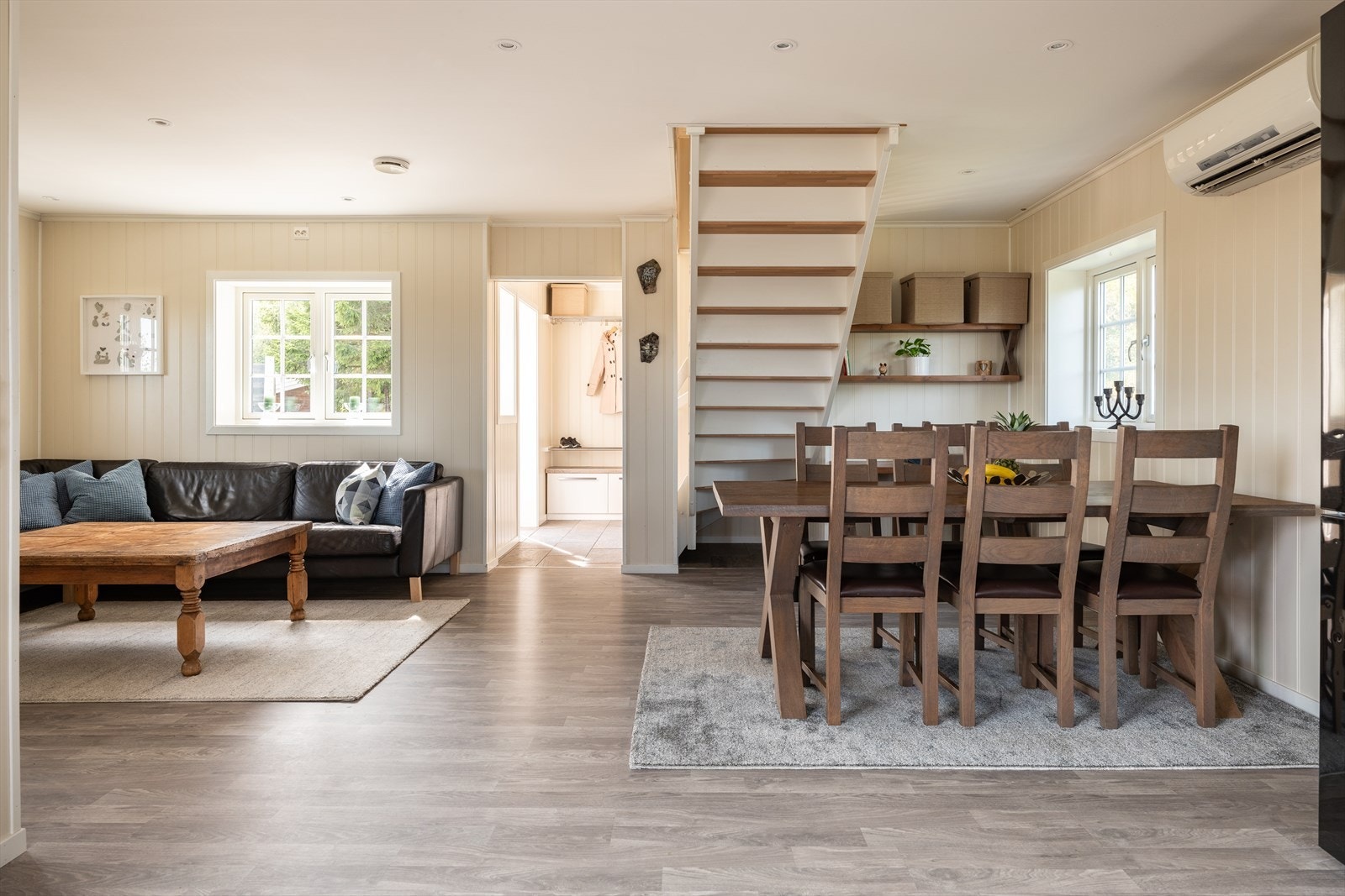 Når du kommer inn i boligen trer du inn i en praktisk gang som tar deg videre inn i den åpne stue- og kjøkkenløsningen. Galleribilde