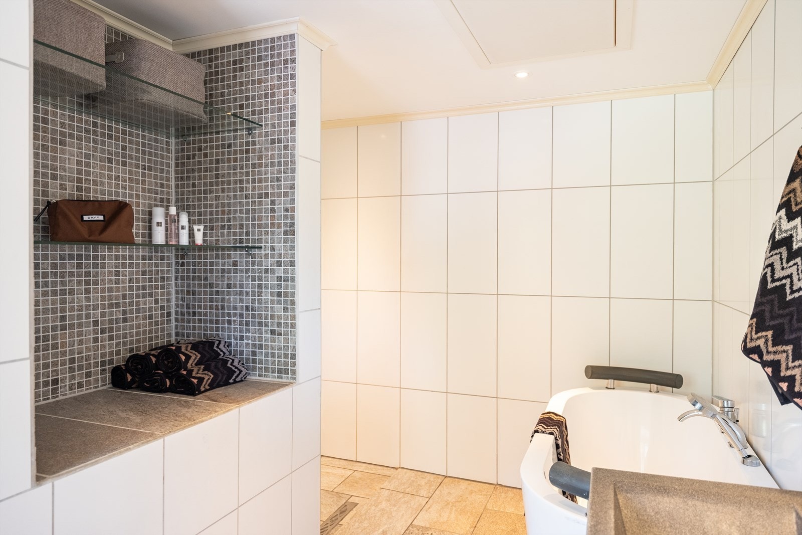 Her får man et godt utnyttet bad med både dusj, badekar, vegghengt baderomsinnredning og ikke minst en praktisk innebygd oppbevaringsløsning. Galleribilde
