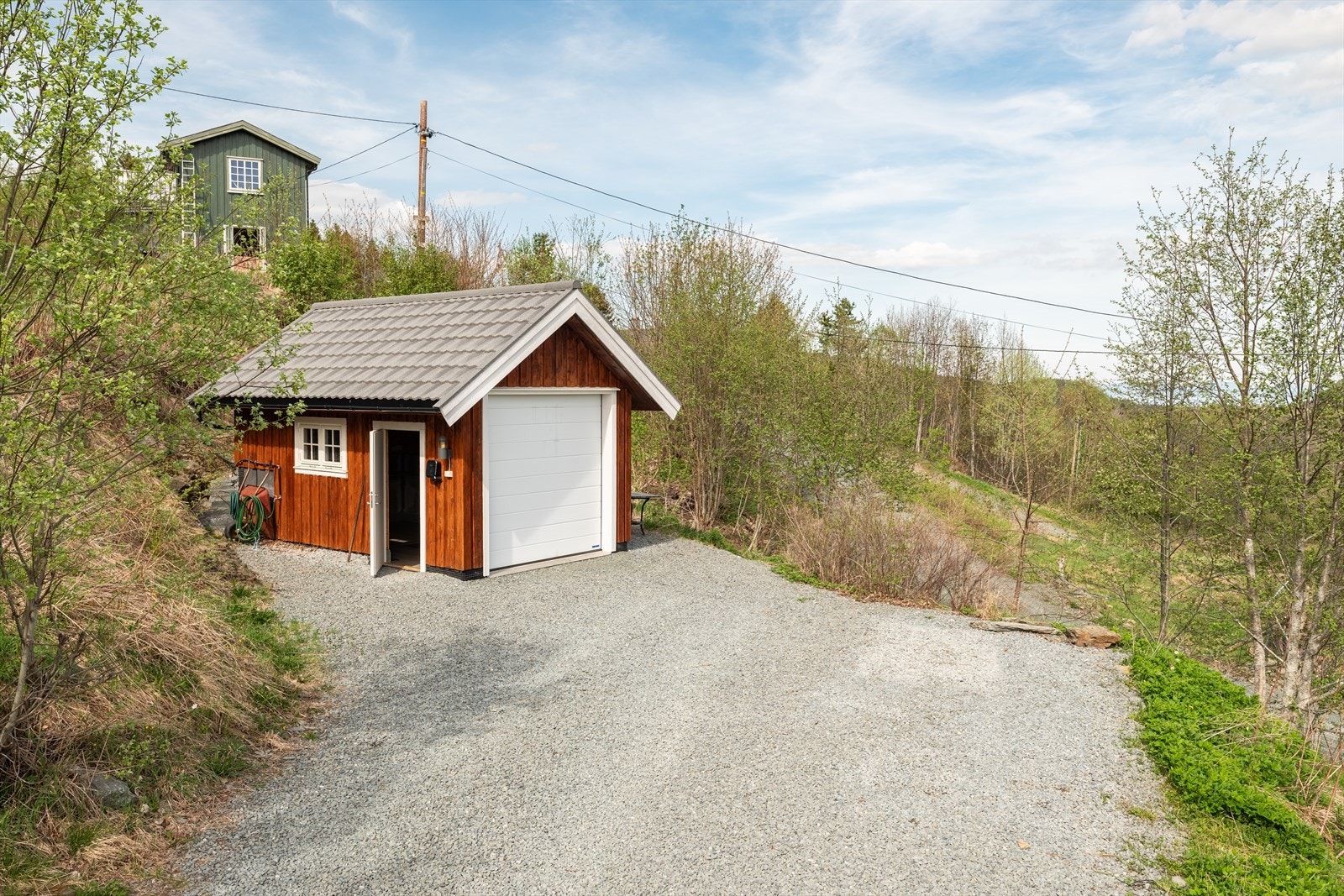 Dagens eiere har kjøpt til en ekstra tomt hvor de hadde bruksrett til parkering, hvor de i 2018 etablerte en garasje. Galleribilde