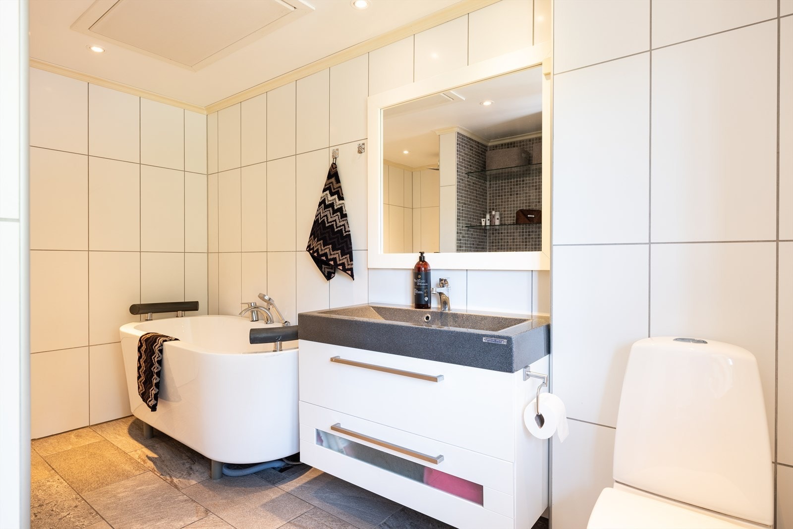 Baderommet strekker seg over hele 8m². Galleribilde