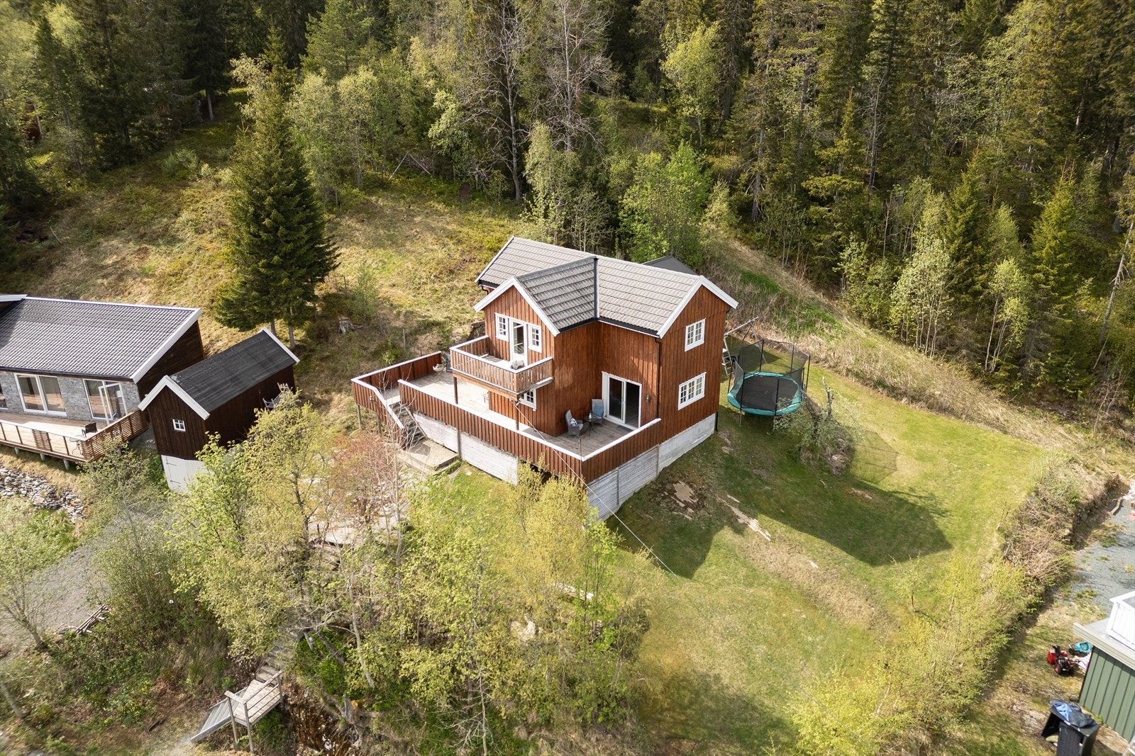 Boligens tomt er av svært god størrelse, og strekker seg over 1 931m². Her har man god plass både store og små. Galleribilde