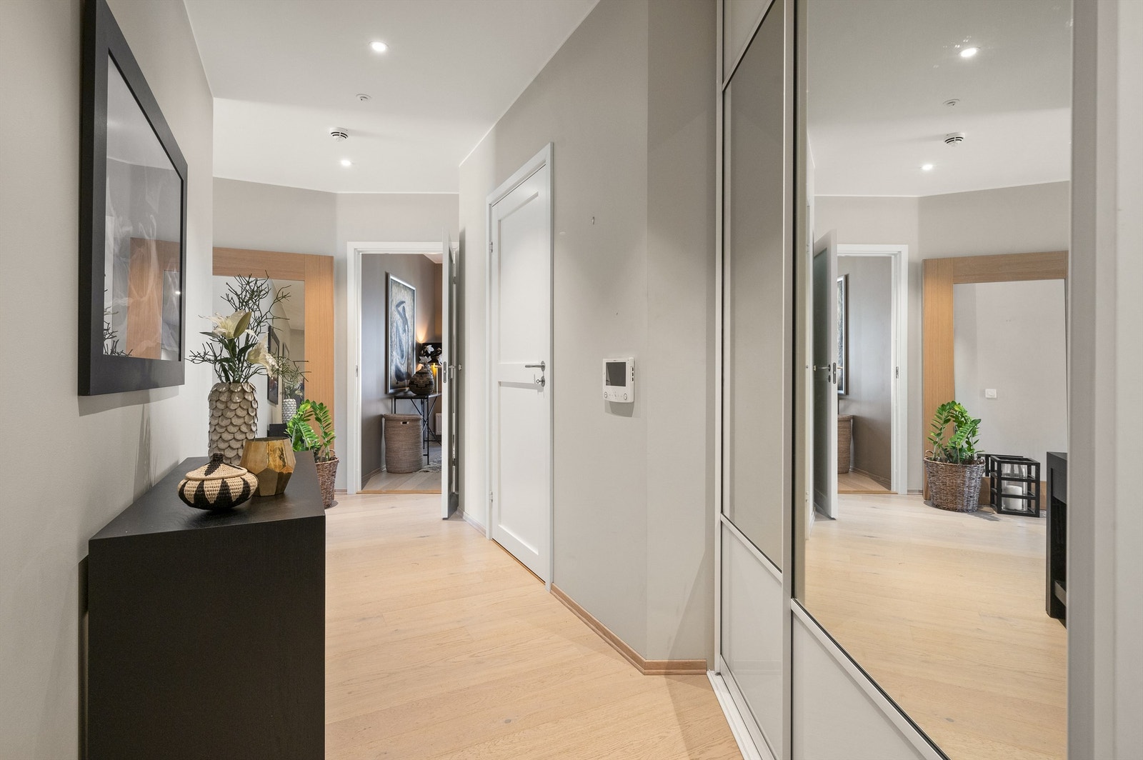 Rikelig med plass for oppbevaring av yttertøy og sko i skyvedørsgarderobe. Det er montert downlights i entré, gang, stue og kjøkken som gir svært godt lys. Galleribilde