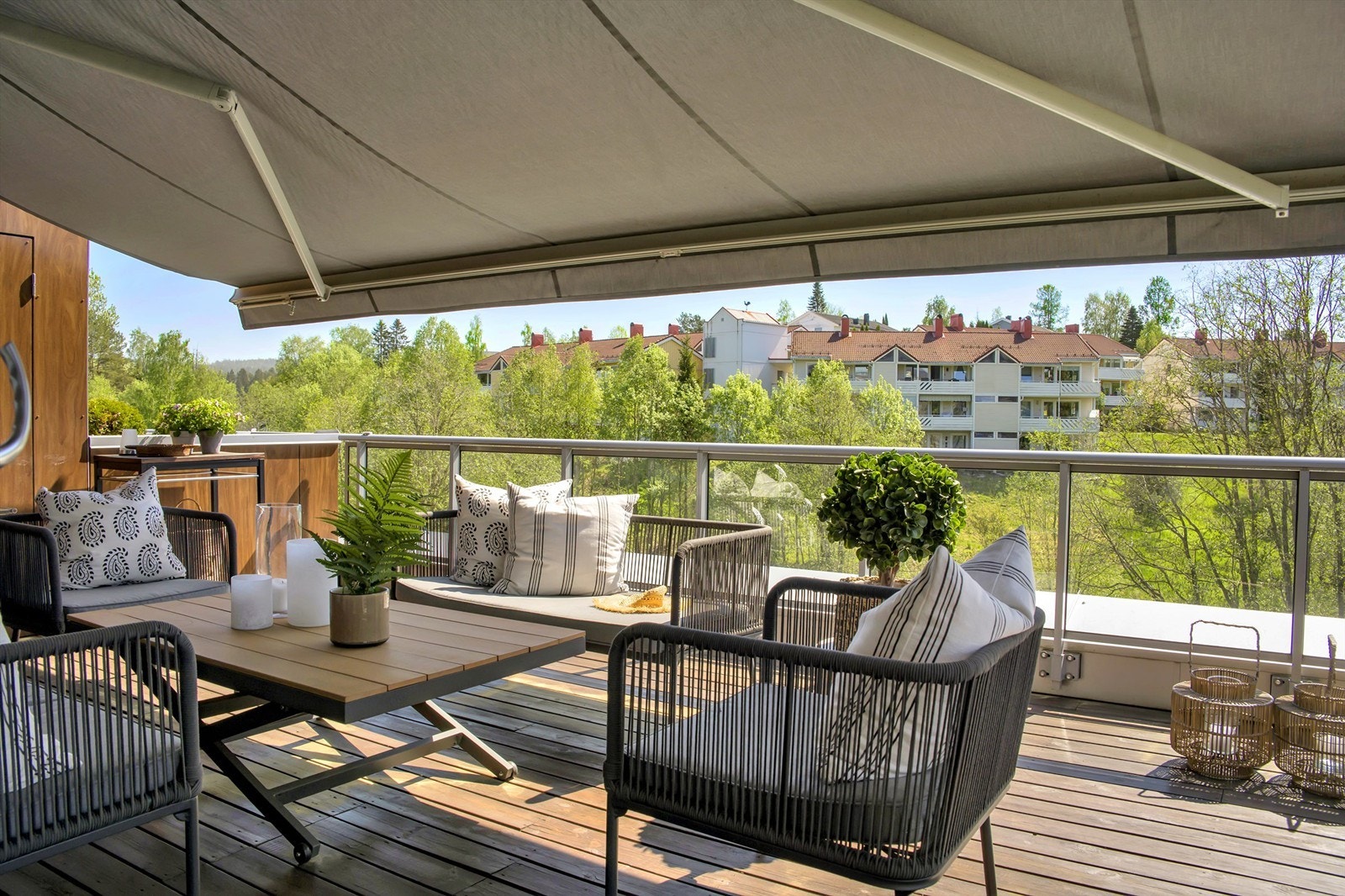 Blir solen for sterk har terrassen en stor markise som sørger for god solskjerming. Galleribilde