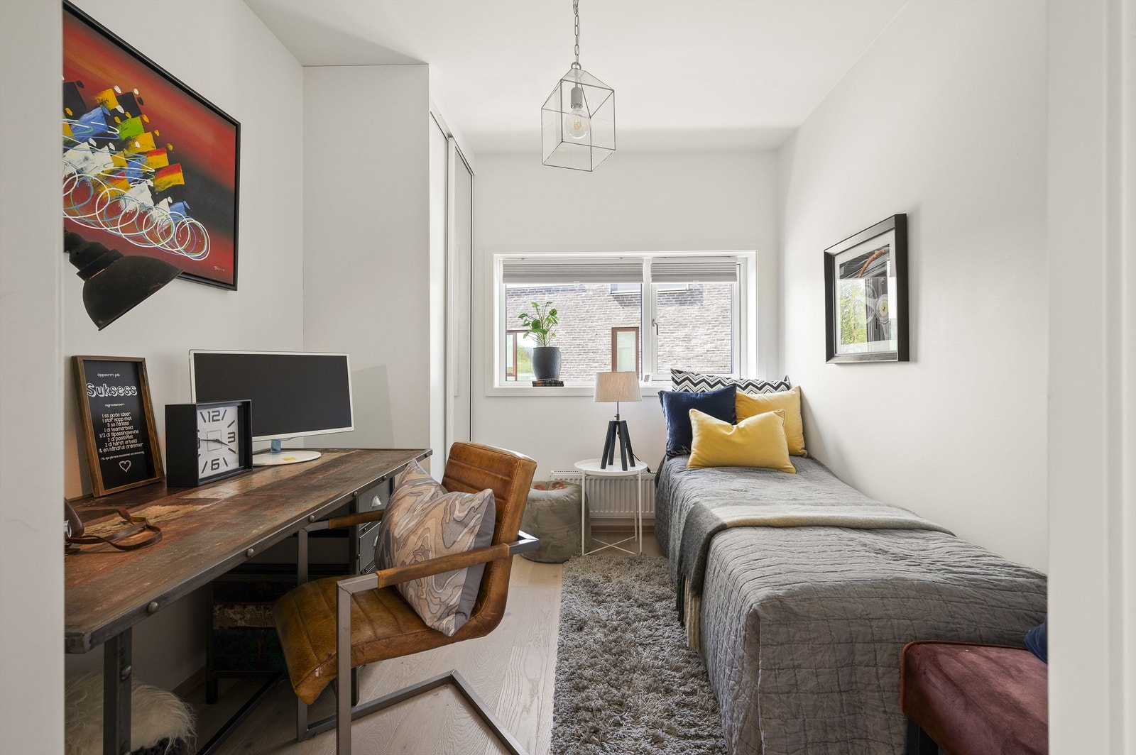 Det tredje soverommet er også av god størrelse og har plass for seng, skrivepult og oppbevaring i skyvedørsgarderobe. Galleribilde