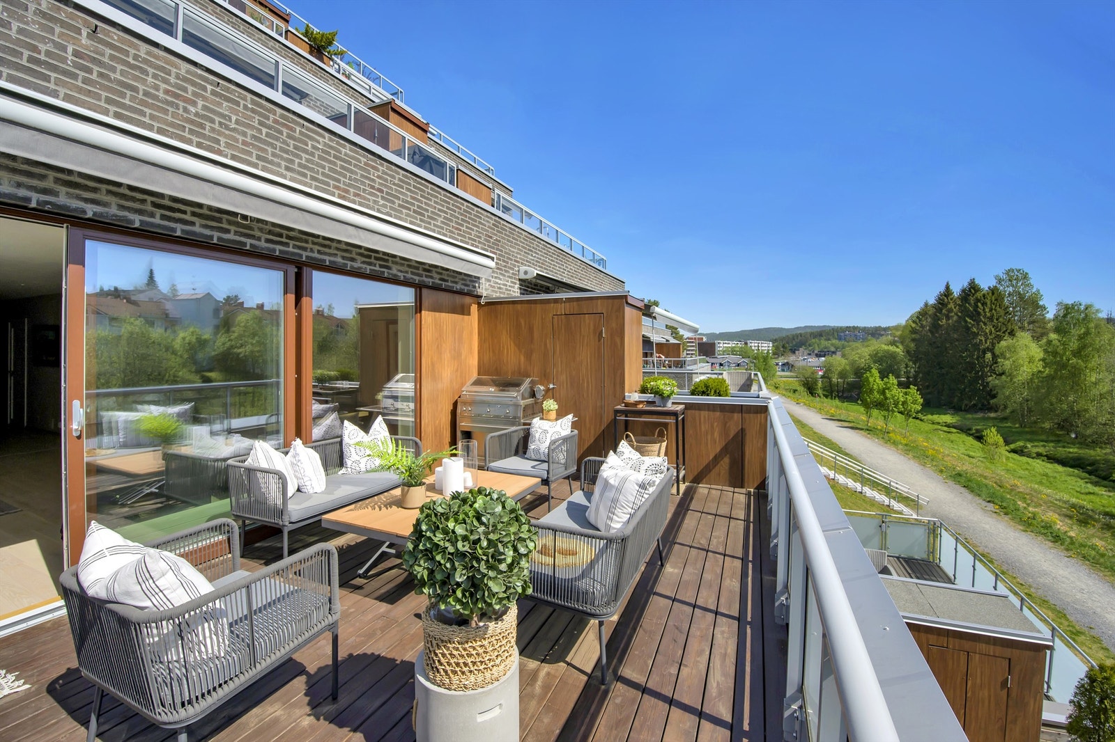 God plass til større sittegruppe, grill, m.m. I forbindelse med terrassen er det en praktisk bod. Galleribilde