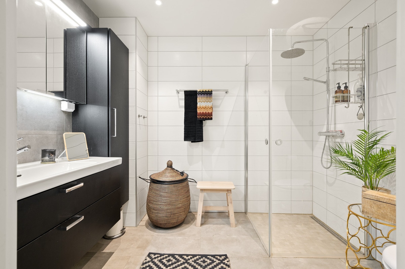 Lekkert og delikat bad med flislagt gulv og vegger, samt varme i gulvet og nedsenket himling med downlights. Galleribilde
