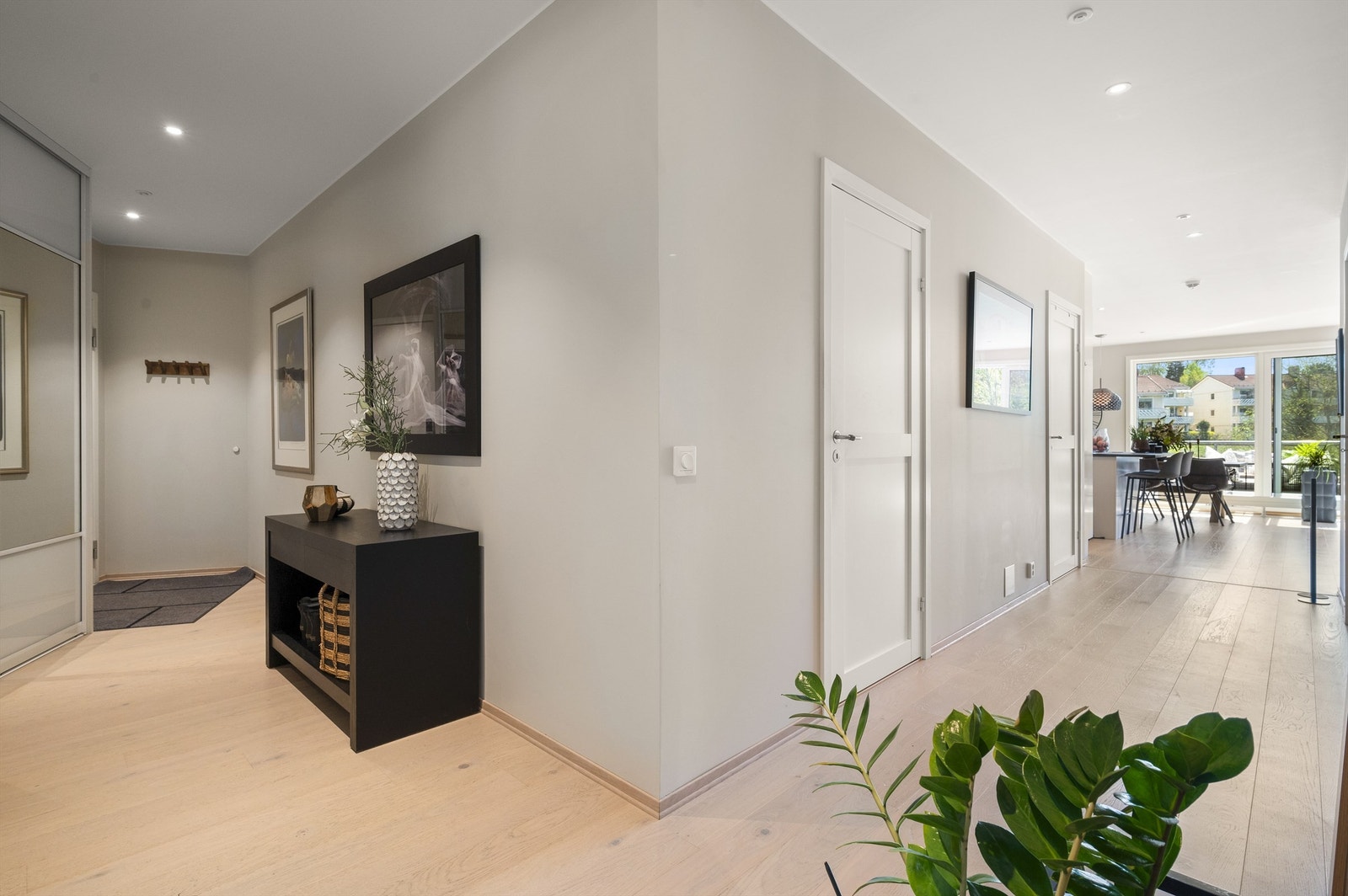 Det medfølger parkeringsplass i felles garasjekjeller (plass nr. B22). Parkeringsplassen har lader for el-bil. Galleribilde