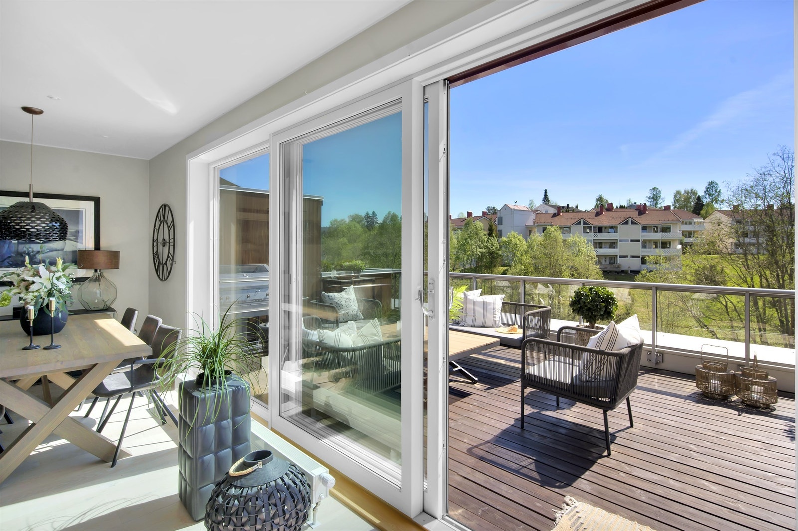 Fra stuen er det utgang til herlig sydvendt terrasse på ca. 23 kvm med flotte solforhold. Galleribilde