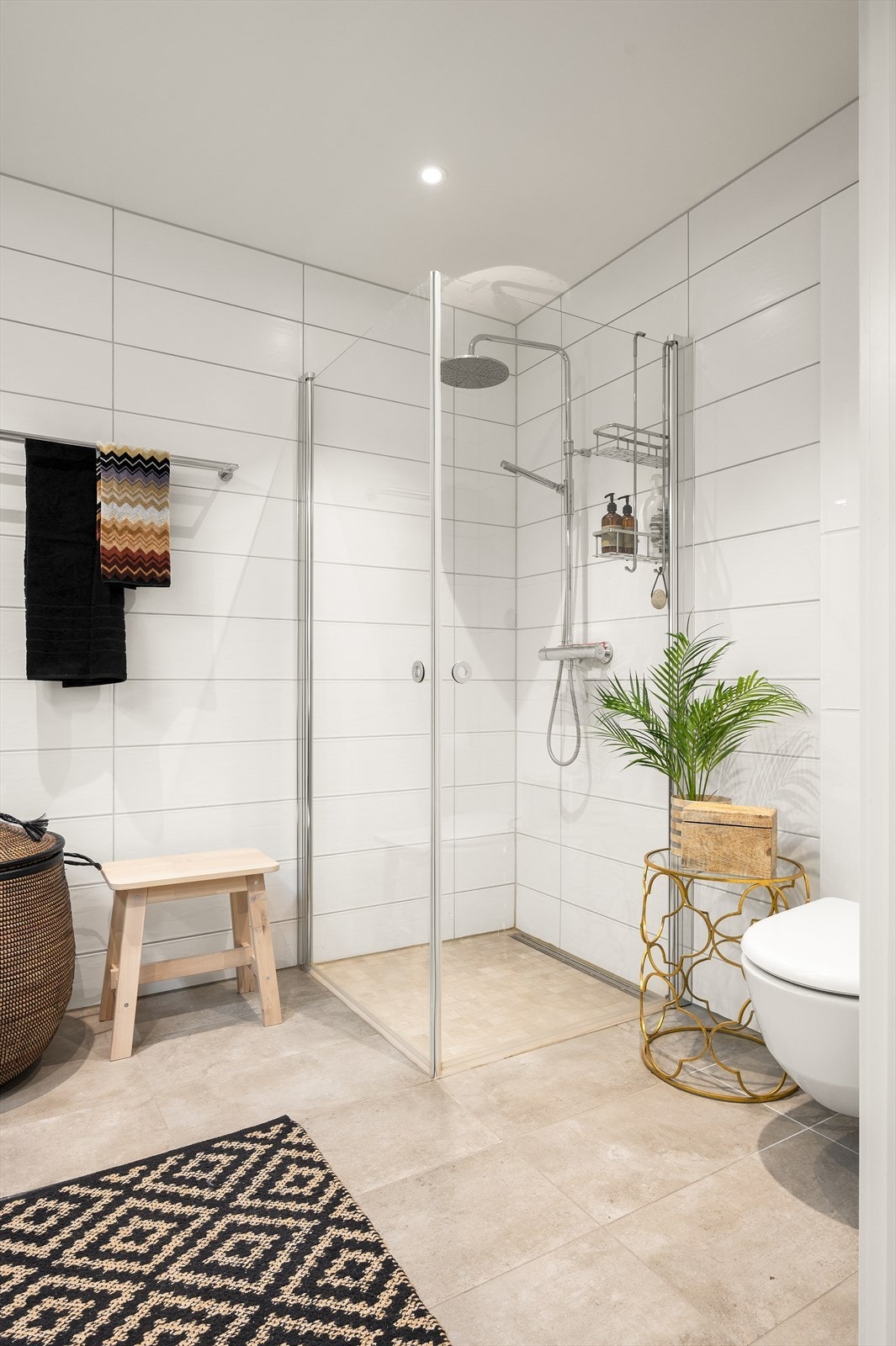 Innredningen består blant annet av vegghengt servantskap med speil over servant. Videre har badet dusjhjørne med innfellbare dører og vegghengt toalett. Galleribilde