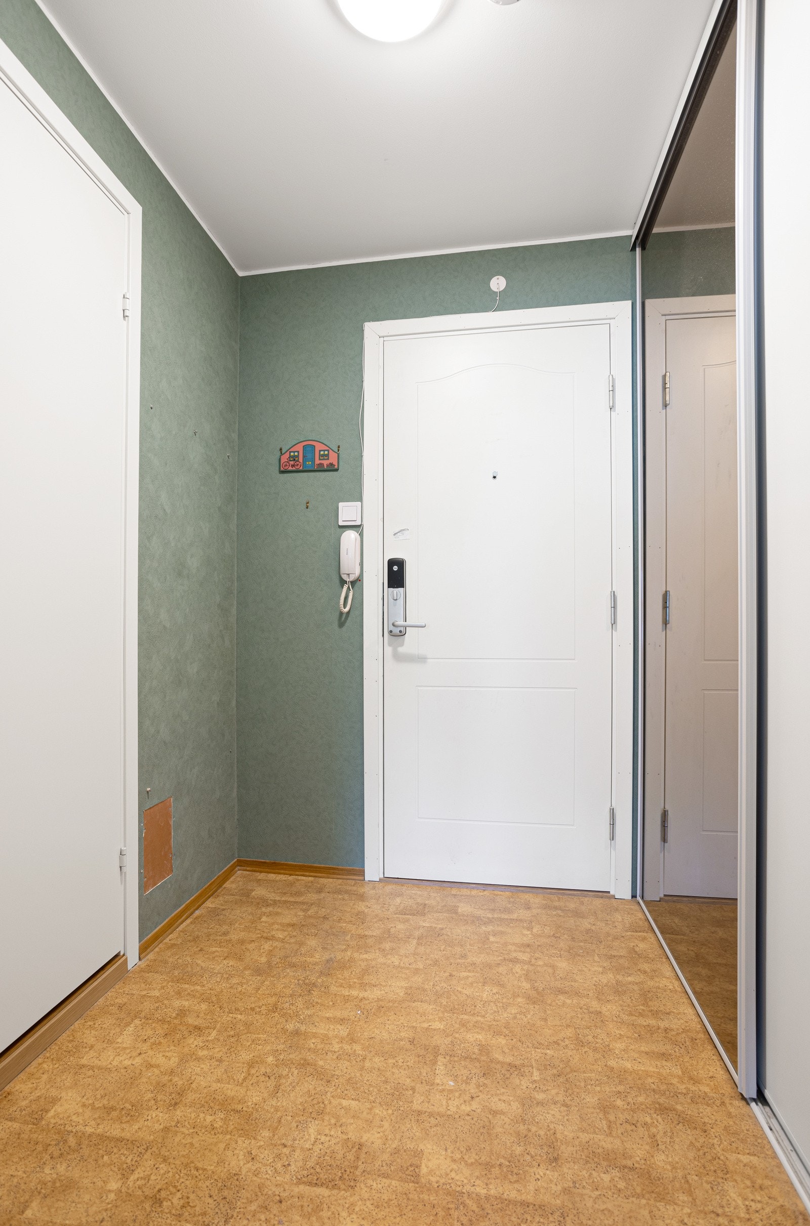 Inngangspartiet har brannklassifisert ytterdør med Yale doorman smartlås som ble skiftet i regi av borettslaget. Videre er det i inngangspartiet et praktisk garderobeskap for lagring av sko og jakker. Galleribilde