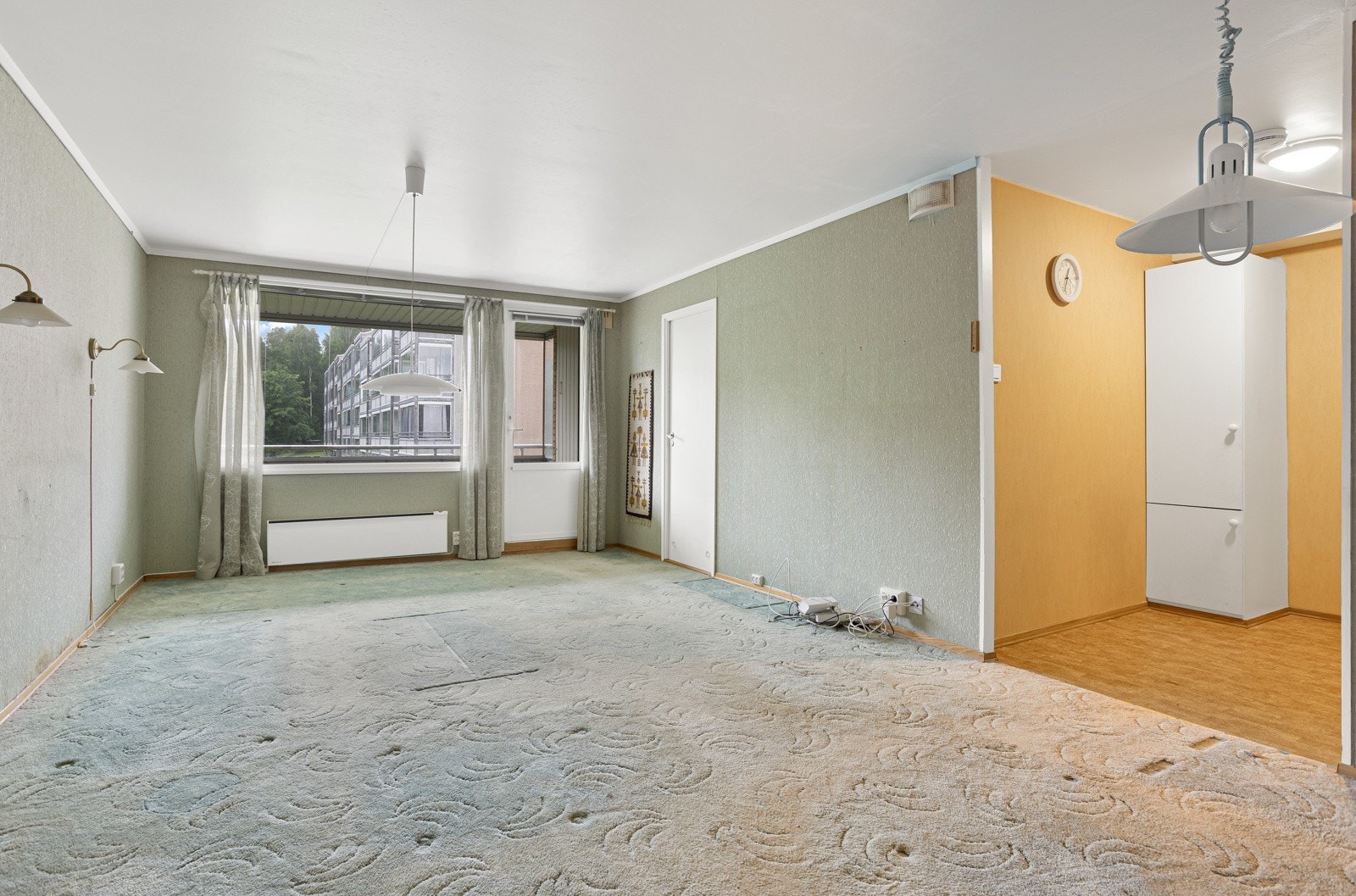 Innvendig har leiligheten eldre overflater som har behov for oppgradering på grunn av alder og slitasje, gjelder spesielt innvendige overflater og kjøkkeninnredning. Galleribilde