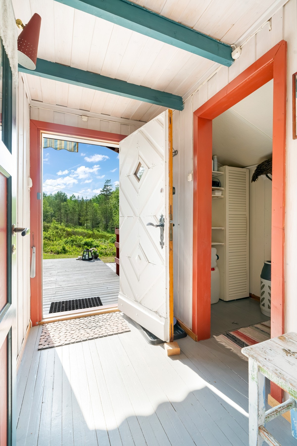 Rett innenfor inngangsdøra finner vi en liten praktisk bod. Her er det en luke i golvet til cisternen/vannmagasinet. Galleribilde