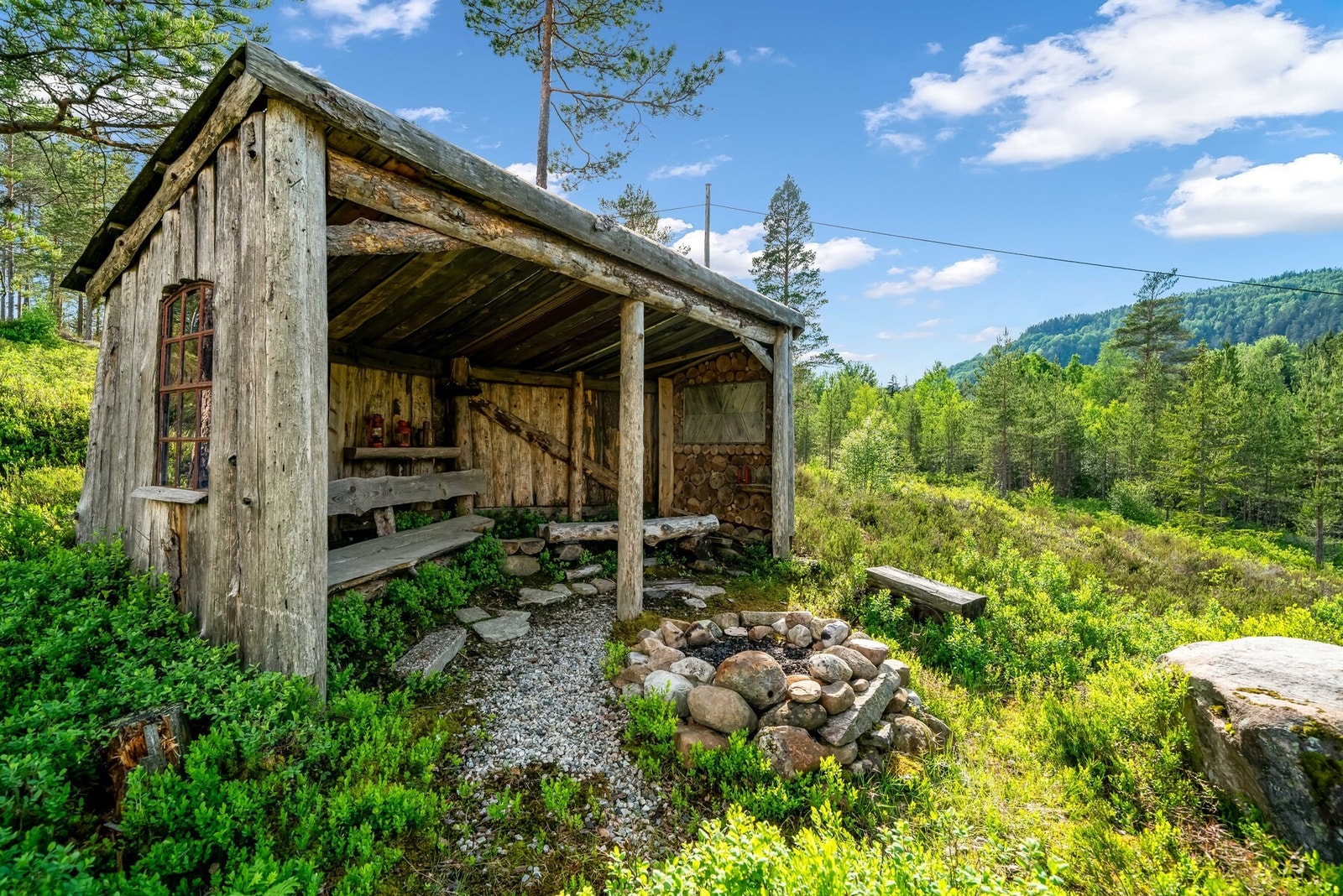 Eventyrisk gapahuk med bålring Galleribilde