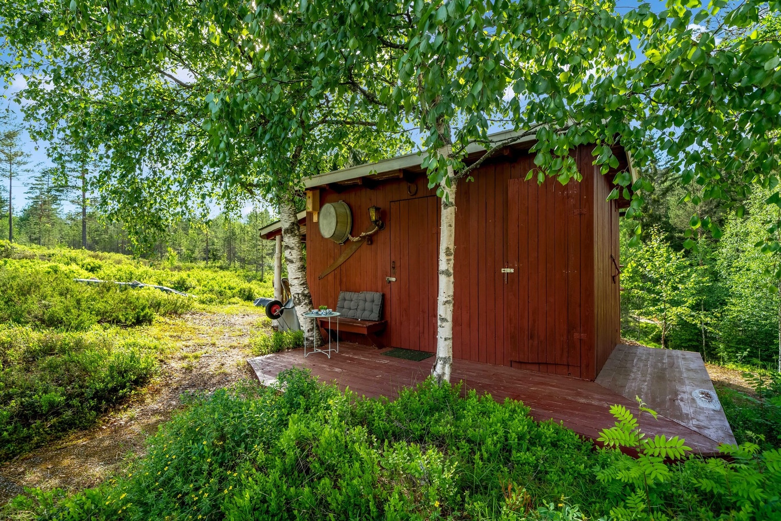 Bod/vedskjul med tre bodrom. Plattingen er ikke tatt med i terrasse- og balkongarealberegningene (TBA). Galleribilde