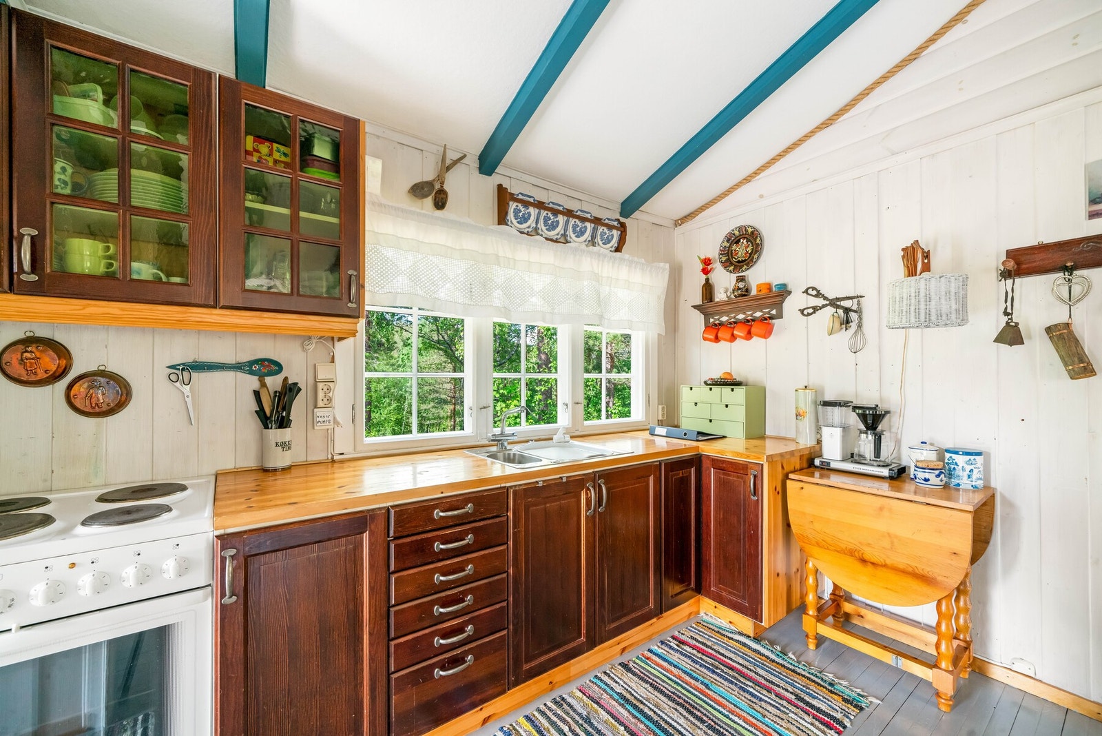 Kjøkkenet har profilerte fronter og heltrebenkeplate fra ukjent årstall. Det er luke til krypkjeller i kjøkkengulvet. Galleribilde