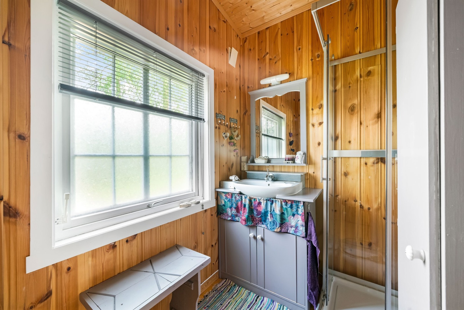 Toalettrommet har innlagt sommervann fra cisterne til servanten. For å få vann i dusjen må dette bæres inn og pumpes opp med synkepumpe i bøtte. Galleribilde