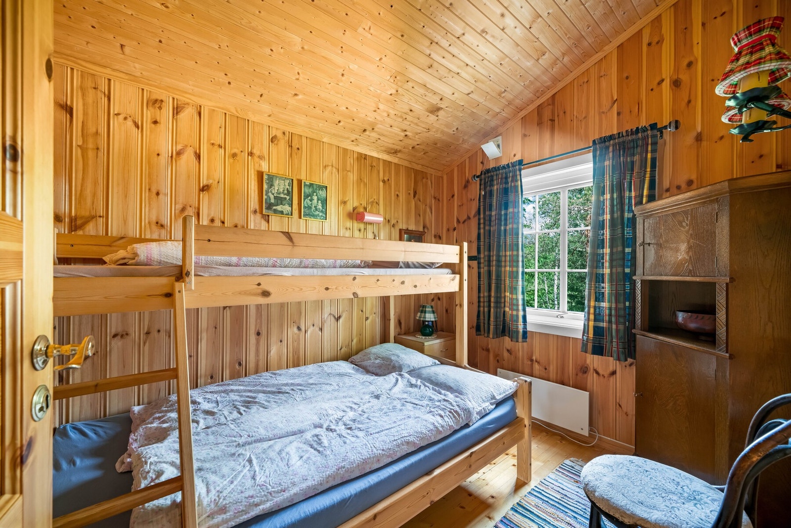 Soverom 2 med familiekøye. Panelovn under vinduet. Galleribilde