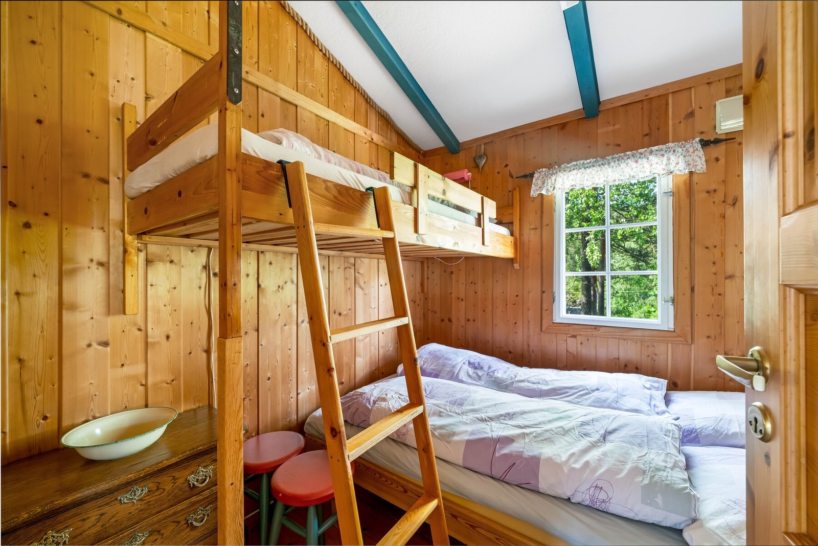 Soverom 3 med dobbeltseng og enkeltseng på veggen. Galleribilde