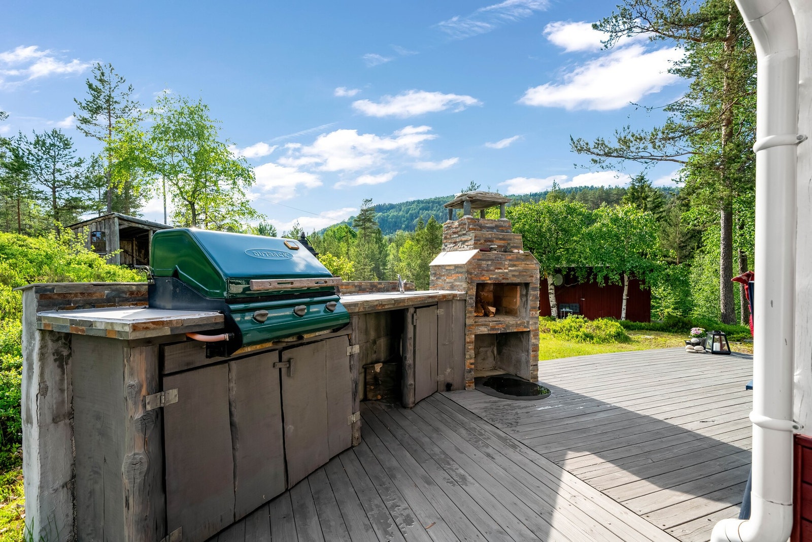 Utekjøkken med utslagsvask, grill og peis. Galleribilde