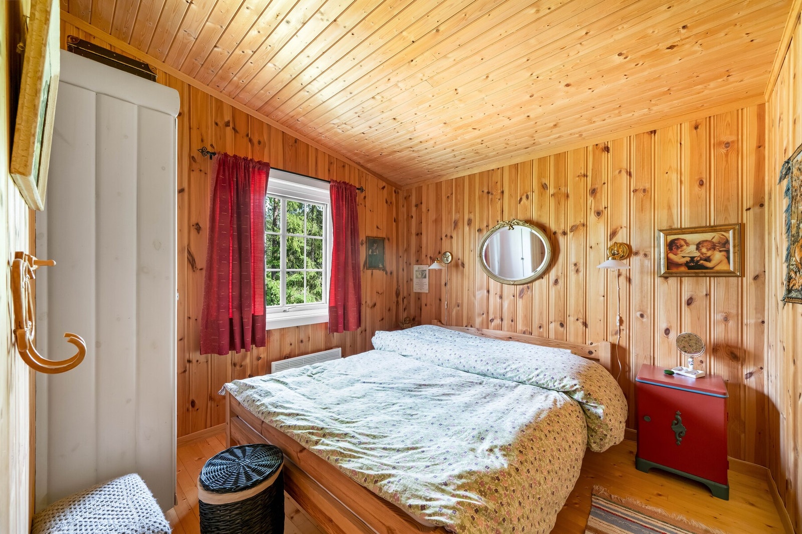 Soverom 1 med dobbelt seng. Panelovn under vinduet. Galleribilde