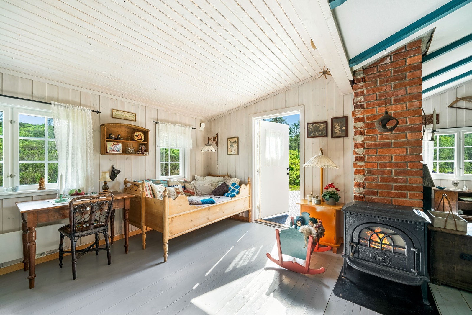 Utgang til vestvent terrasse fra stuen. Galleribilde