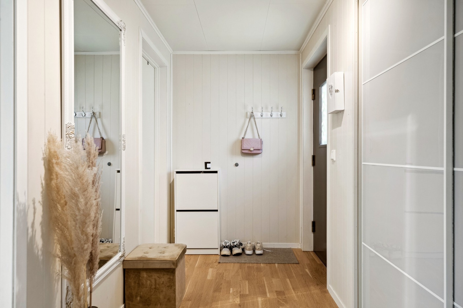 I entreen er det god oppbevaringsplass i en romslig skyvedørsgarderobe. Galleribilde