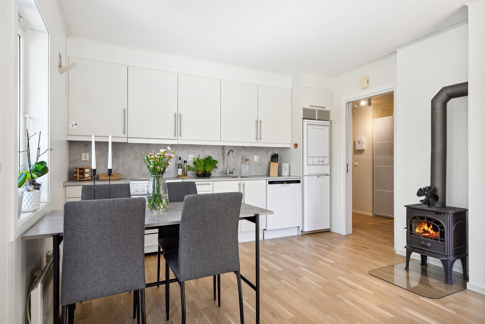 Nærheten mellom kjøkkenet og spiseplassen gjør matlagingen sosial og serveringen enkel. Galleribilde