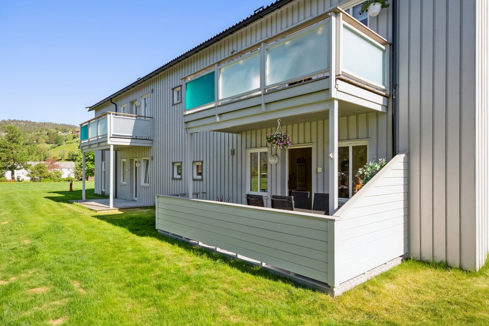 Leiligheten ligger i 1. etasje i en velholdt firemannsbolig. Galleribilde