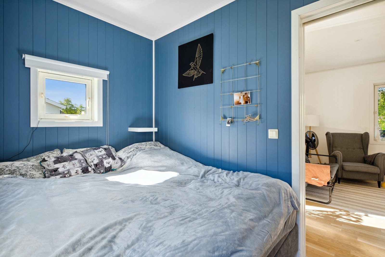 Mellom stuen og soverommet er det satt inn en plassbesparende skyvedør. Galleribilde