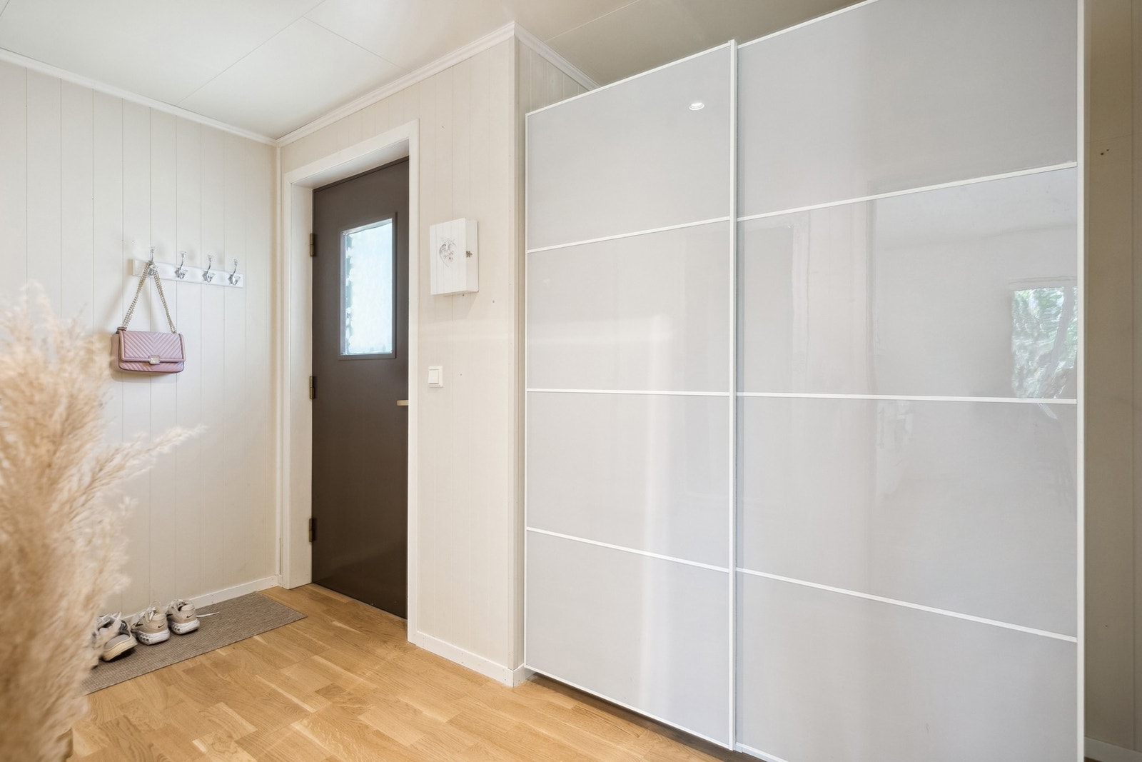 I tillegg til oppbevaring- og lagringsplass inne har leiligheten en sportsbod på ca. 6 kvm i carporten. Galleribilde