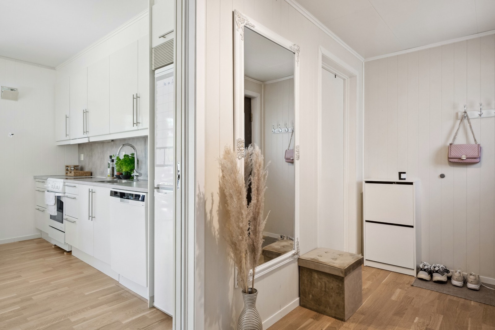 Kjøkkenet ble oppgradert med ny laminatbenkeplate i 2023. Galleribilde