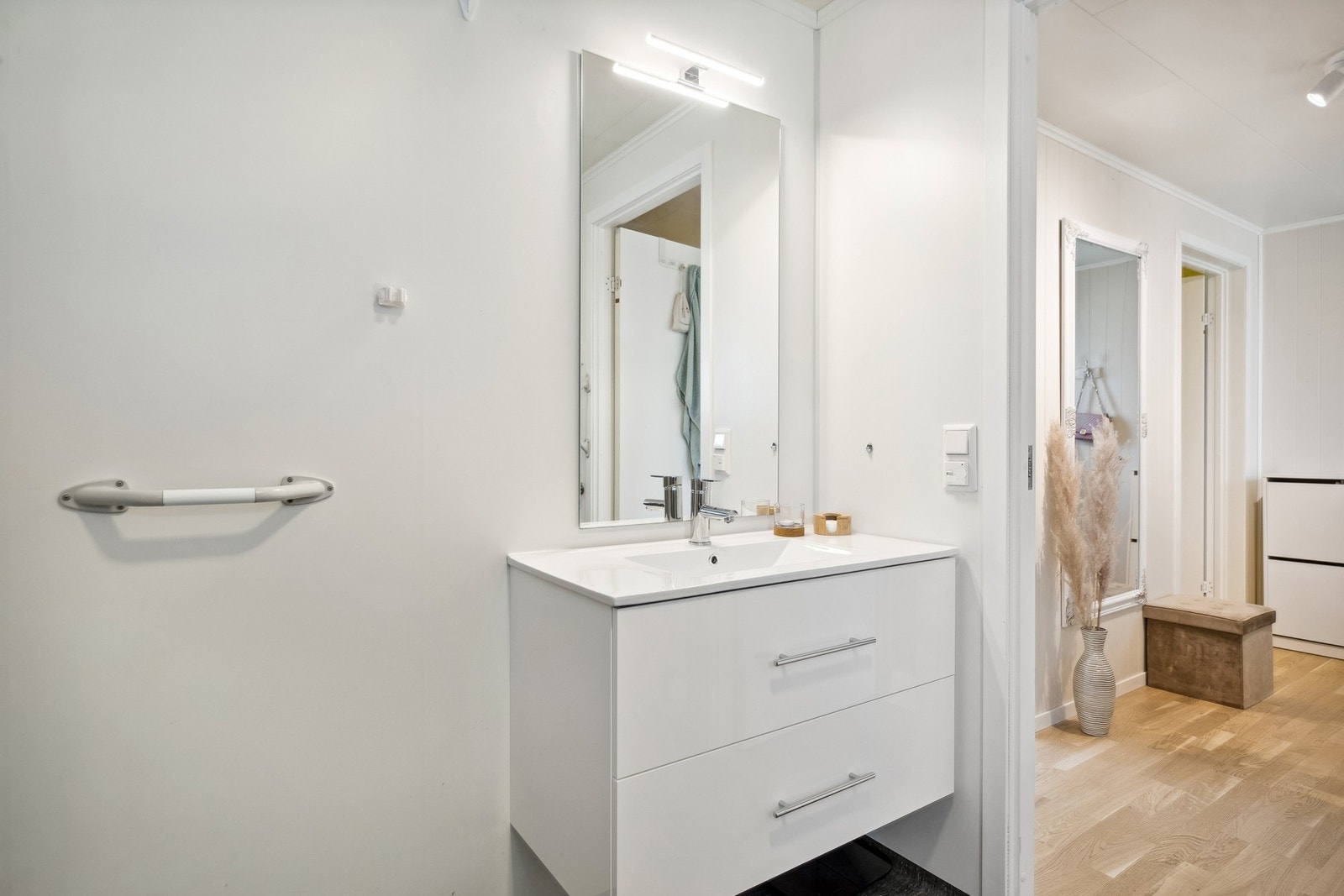 Badet er oppgradert med ny, moderne innredning i 2024. Galleribilde