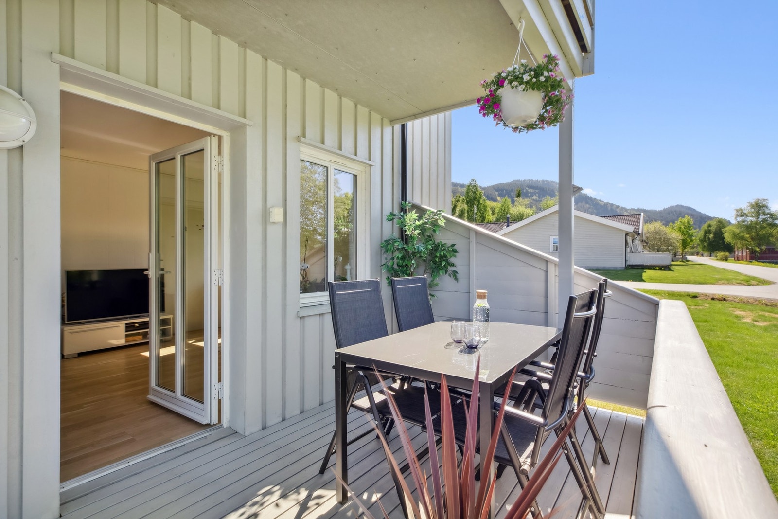 På husveggen er det montert både utestikk og stemningsfull utebelysning. Galleribilde